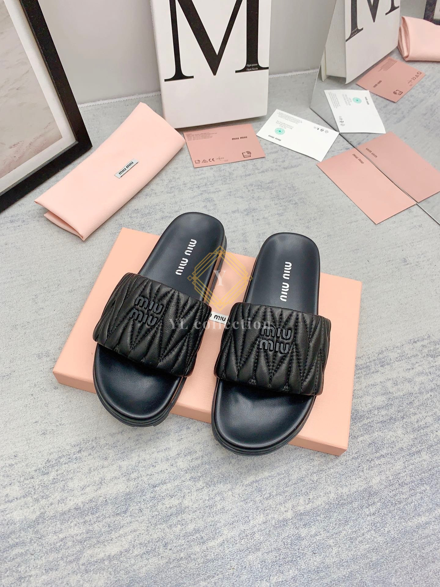 미우미우 마틀라쎄 로고 슬라이드 슬리퍼