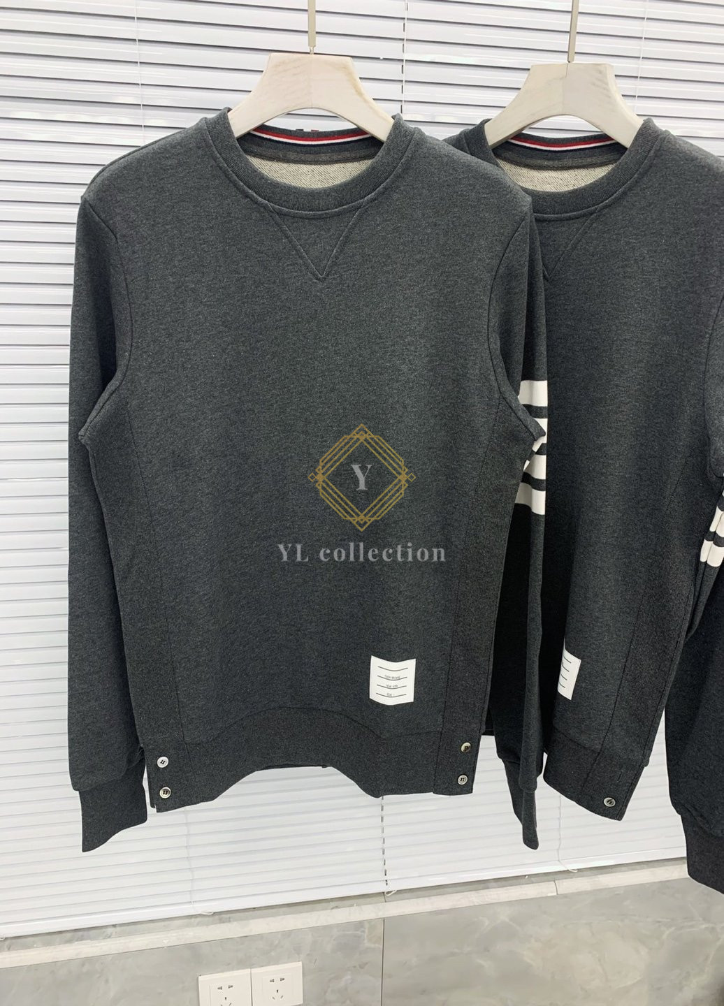 톰브라운 로고 패치 스웨트셔츠