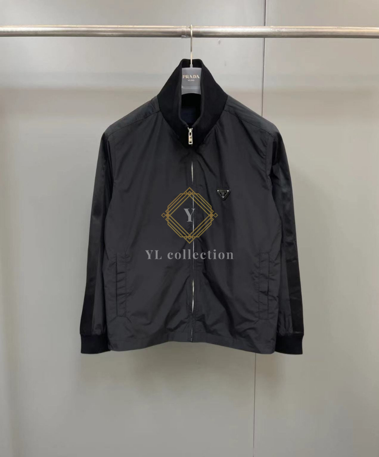 프라다 트라이앵글 로고 지퍼 재킷