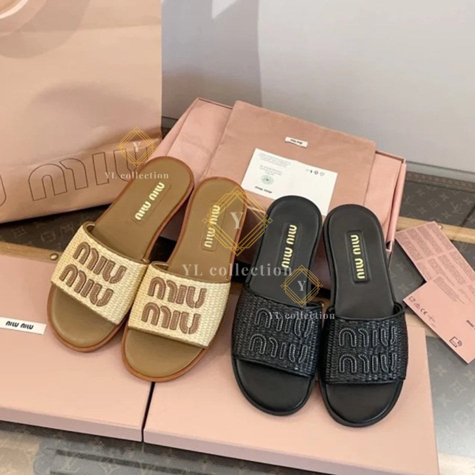 미우미우 라피아 우븐 패브릭 슬라이드 샌들