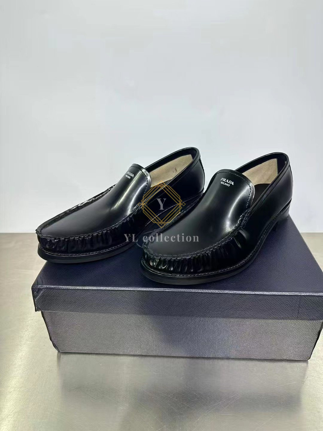 프라다 브러쉬드 레더 로퍼