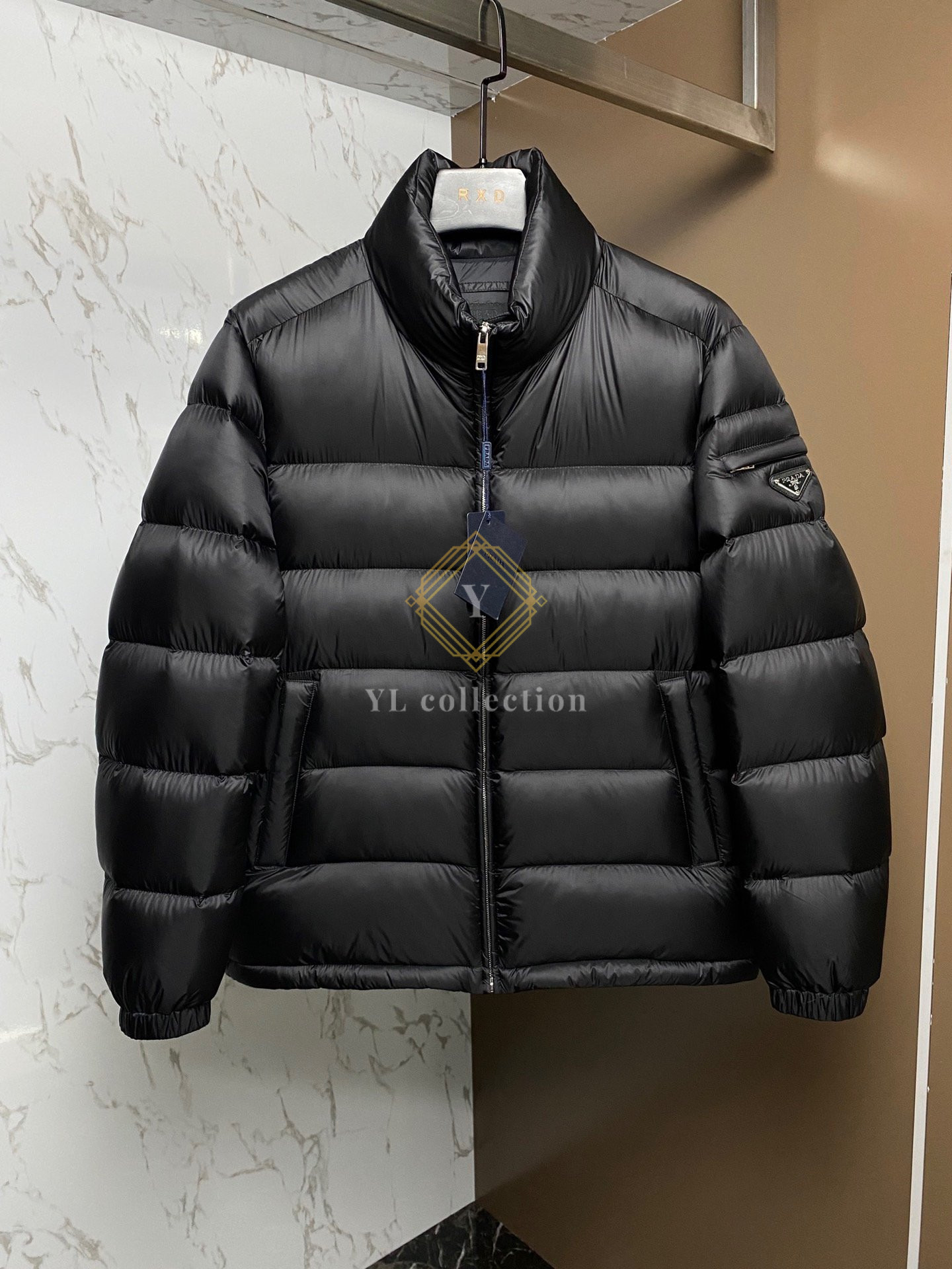 프라다 트라이앵글 로고 다운 재킷