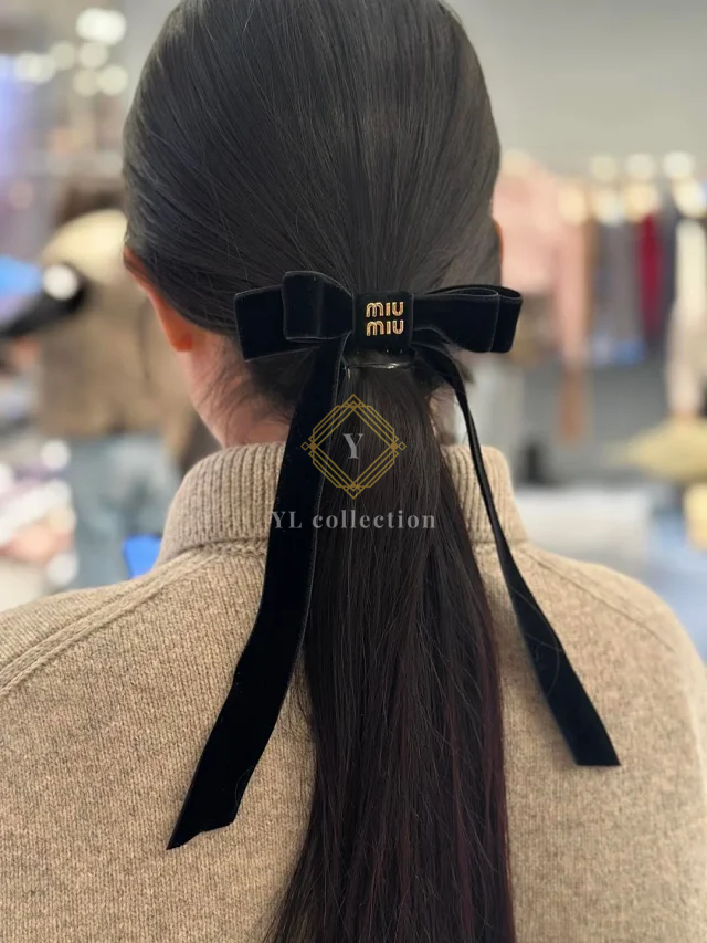 미우미우 벨벳 리본 헤어 클립