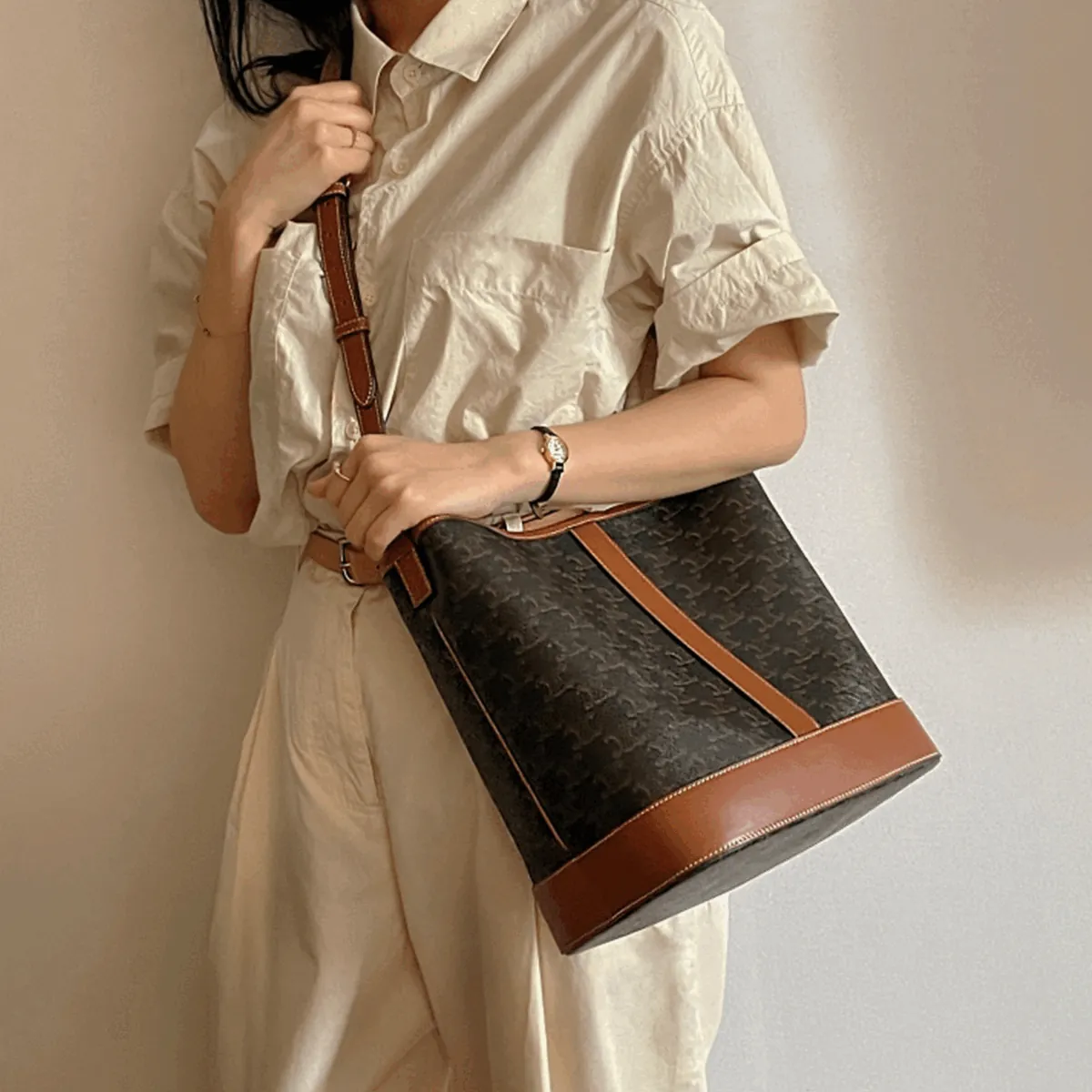 셀린느 트리오페 캔버스 카프스킨 버킷백 스몰/ 미디움