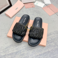 미우미우 마틀라쎄 로고 슬라이드 슬리퍼