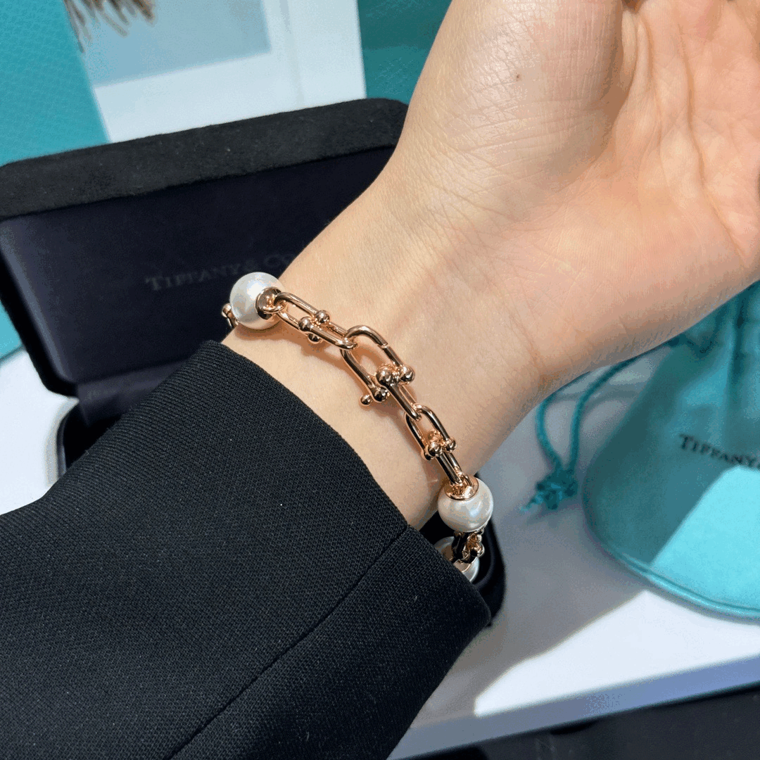 티파니앤코 하드웨어 브레이슬릿 소재에 담수 진주 세팅