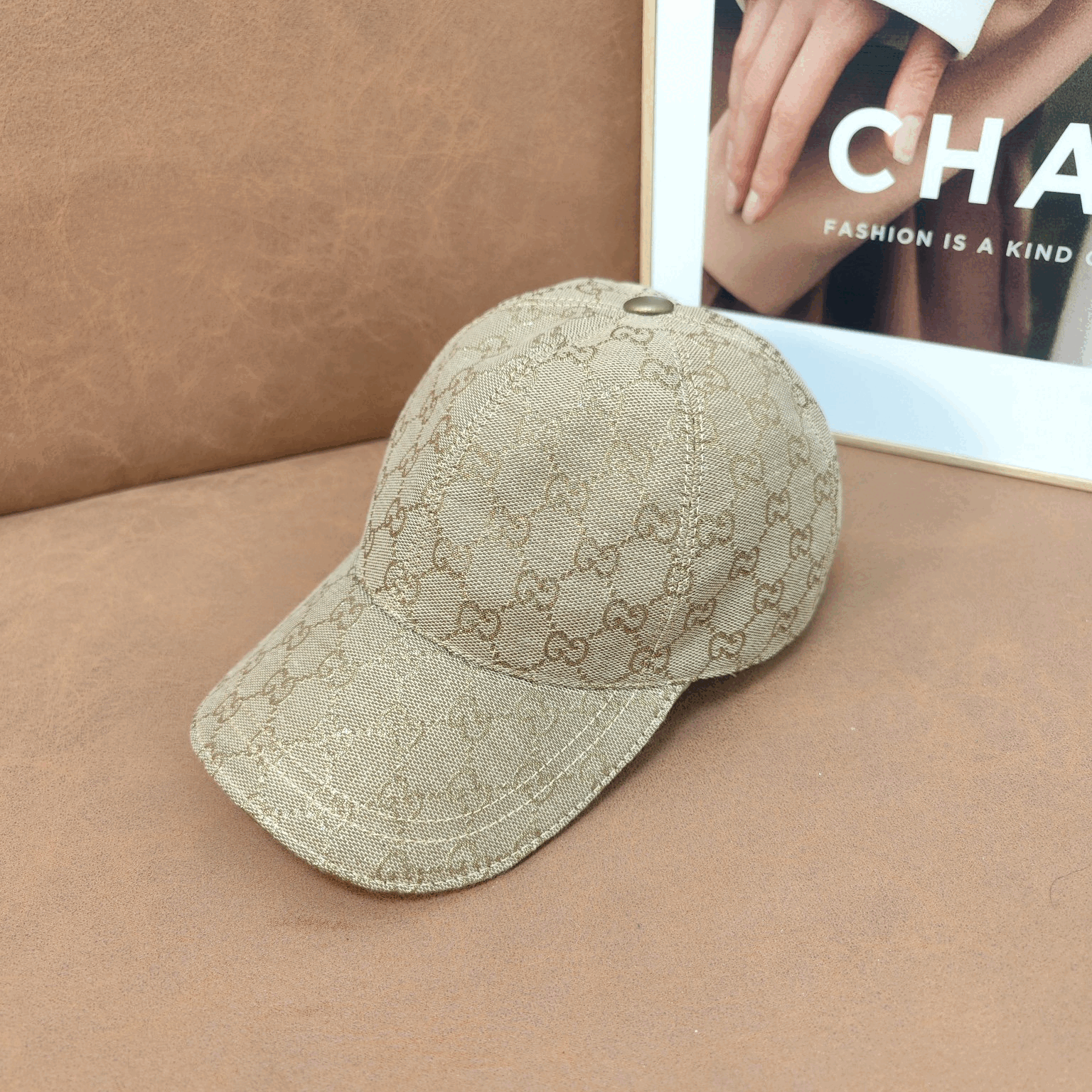 구찌 GG 라메 라지 화이트 실버 야구 모자