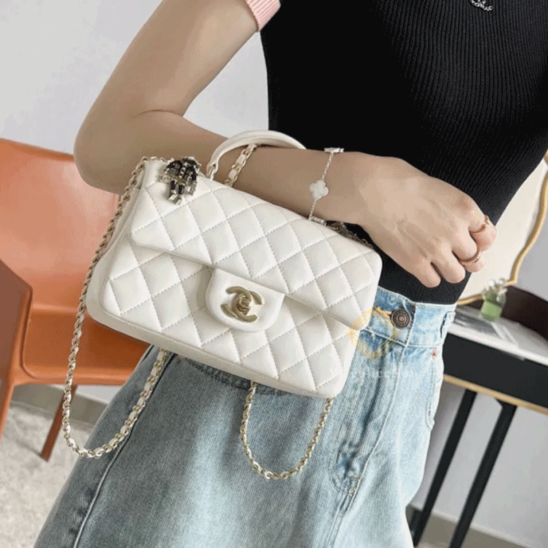 샤넬 뉴미니 탑핸들 플랩백