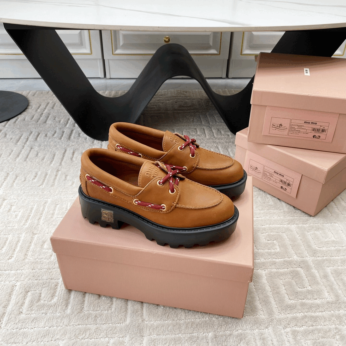 미우미우 가죽 로퍼 코냑